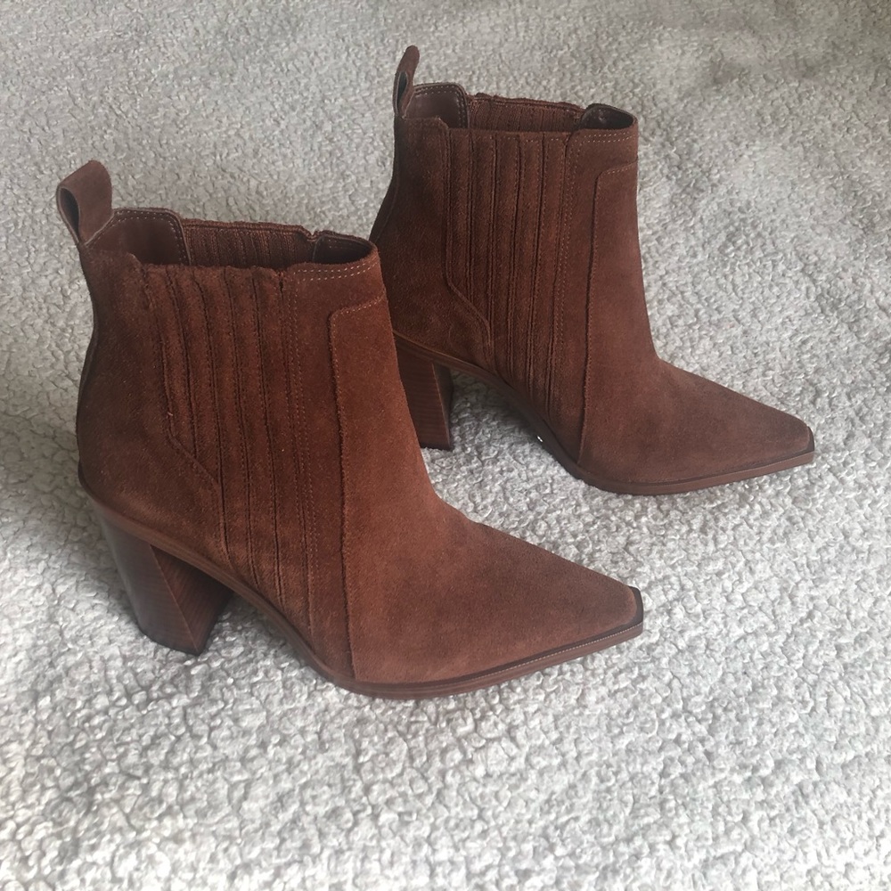 Vince Camuto Weverna Bootie Dark Brown Suede NWOB size 7